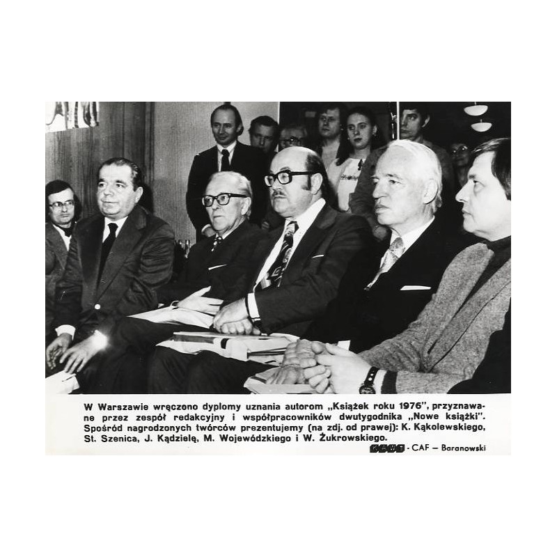 "W Warszawie wręczono dyplomy uznania autorom "Książek roku 1976" [...] prezentujemy (na zdj. od prawej): K. Kąkolewskiego, St.
