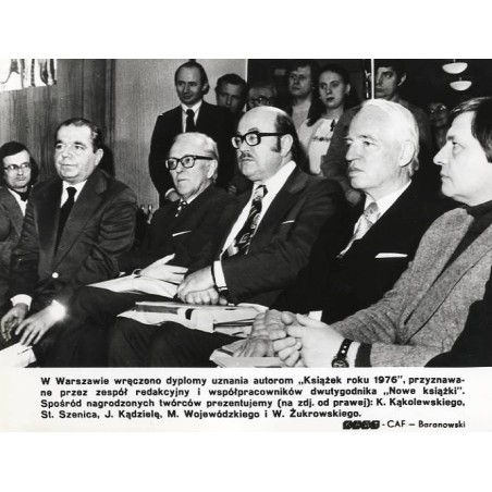 "W Warszawie wręczono dyplomy uznania autorom "Książek roku 1976" [...] prezentujemy (na zdj. od prawej): K. Kąkolewskiego, St.