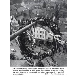 "Dni Zielonej Góry, tradycyjnie związane już ze świętem winobrania [...] Na zdj.: wieniec z winorośli na wieży ratuszowej - symb