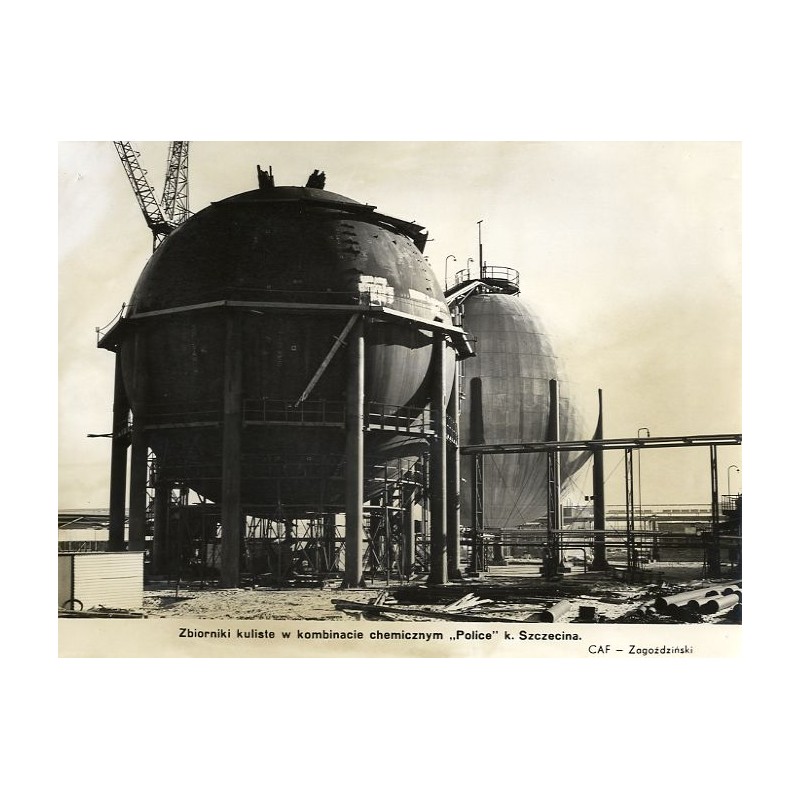 "Zbiorniki kuliste w kombinacie chemicznym "Police" k. Szczecina. CAF - Zagoździński"