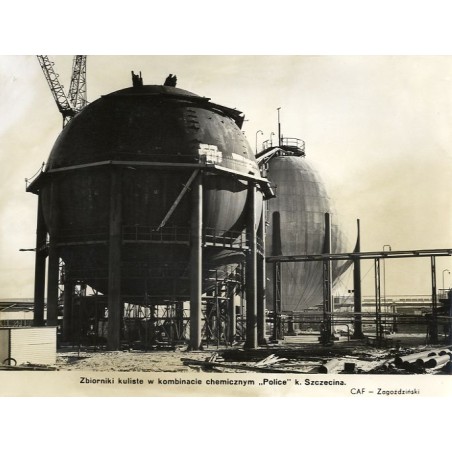 "Zbiorniki kuliste w kombinacie chemicznym "Police" k. Szczecina. CAF - Zagoździński"