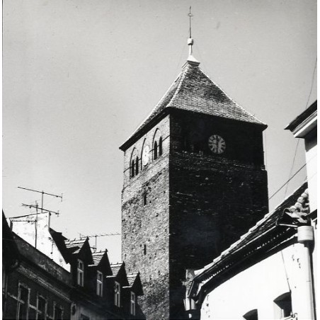 "Góra. Wieża Bramy Głogowskiej z XIV w fot. Stasiak 60-493 Barwne 35878-7"