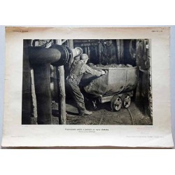 "Przetaczanie wózka z pochylni na szyny chodnika. Widoczne są rury wentylacyjne"