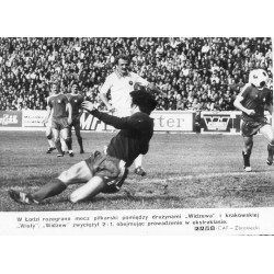 "W Łodzi rozegrano mecz piłkarski pomiędzy drużynami "Widzewa" i krakowskiej "Wisły". "Widzew" zwyciężył 2 : 1, obejmując prowad