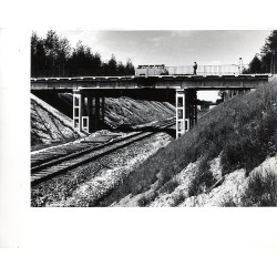 Wiadukt drogowy w km 11,5 szlaku Łącza-Rudno Magistrali Zachodniej PMP-PW (widoczny drugi tor w budowie)