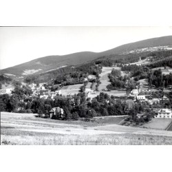 "Szczyrk (w kier. na Klimczok) widać PTTK (po lewej) i kościół w drodze na Klimczok 2370-12 23-3482"