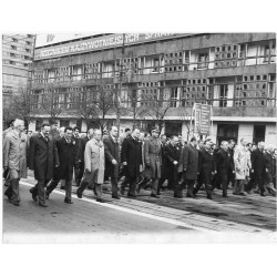 Warszawa. Pochód - grupa członków elity władzy