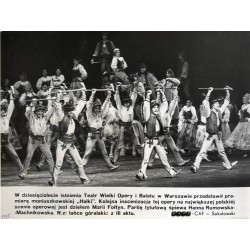 "W dziesięciolecie istnienia Teatr Wielki Opery i Baletu w Warszawie przedstawiła premierę moniuszkowskiej "Halki" [...] N/z tań