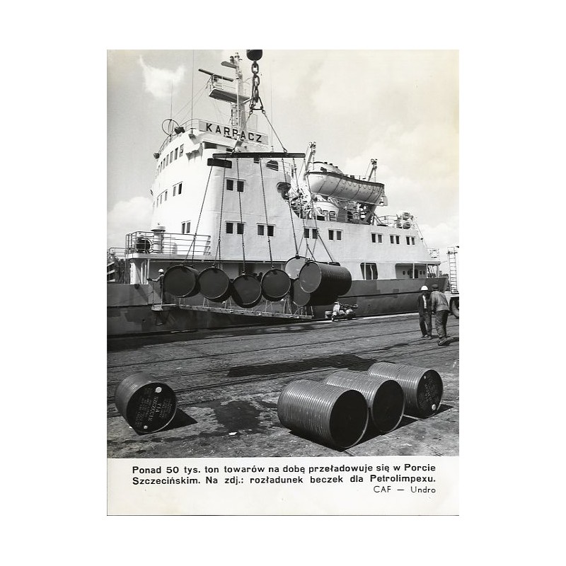 "Ponad 50 tys. ton towarów na dobę przeładowuje się w Porcie Szczecińskim. Na zdj.: rozładunek beczek dla Petrolimpexu. CAF - Un