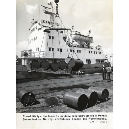 "Ponad 50 tys. ton towarów na dobę przeładowuje się w Porcie Szczecińskim. Na zdj.: rozładunek beczek dla Petrolimpexu. CAF - Un