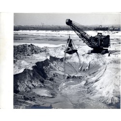 Kopalnia odkrywkowa piasku w Pławniowicach. Koparka jednonaczyniowa marki "Škoda", dalej  tor kolejowy z parowozem serii Ty2 i w