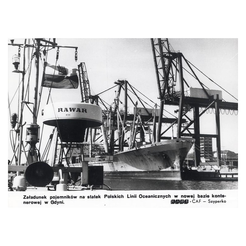 "Załadunek pojemników na statek Polskich Linii Oceanicznych w nowej bazie kontenerowej w Gdyni. KAW-CAF - Szyperko"