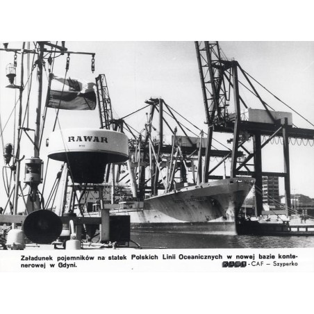 "Załadunek pojemników na statek Polskich Linii Oceanicznych w nowej bazie kontenerowej w Gdyni. KAW-CAF - Szyperko"