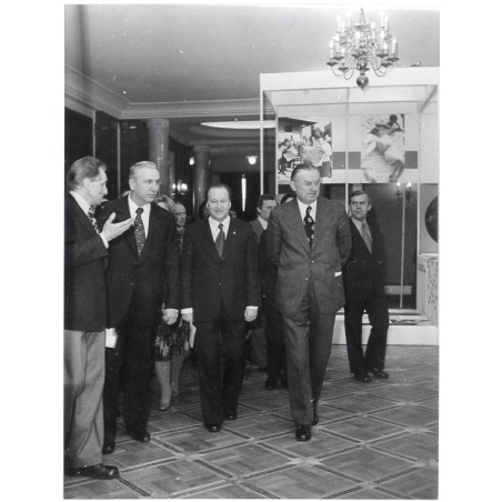 Zwiedzanie wystawy przez Edwarda Gierka i Piotra Jaroszewicza