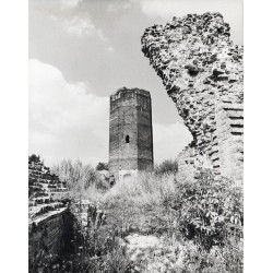 "Bolesławiec - Baszta oraz fragment bramy murów obronnych. fot. Andrzej Janicki 12-529. 1989. 35899-10"