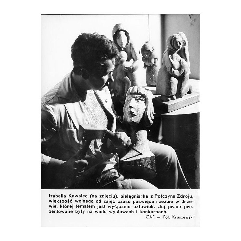 "Izabella Kawalec (na zdjęciu), pielęgniarka z Połczyna Zdroju, większość wolnego od zajęć czasu poświęca rzeźbie w drzewie, któ