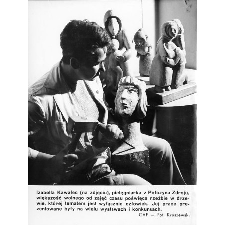 "Izabella Kawalec (na zdjęciu), pielęgniarka z Połczyna Zdroju, większość wolnego od zajęć czasu poświęca rzeźbie w drzewie, któ