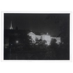 "Nr 7206. Warszawa. Widok na Zamek królewski widziany od strony Wisły w nocnym oświetleniu"