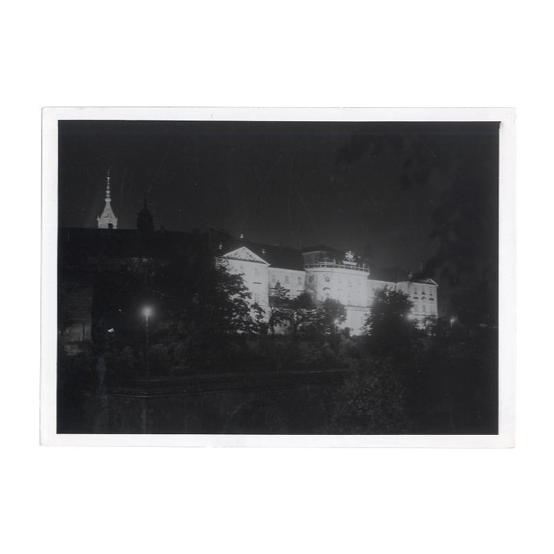 "Nr 7206. Warszawa. Widok na Zamek królewski widziany od strony Wisły w nocnym oświetleniu"