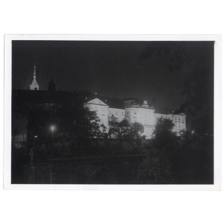 "Nr 7206. Warszawa. Widok na Zamek królewski widziany od strony Wisły w nocnym oświetleniu"