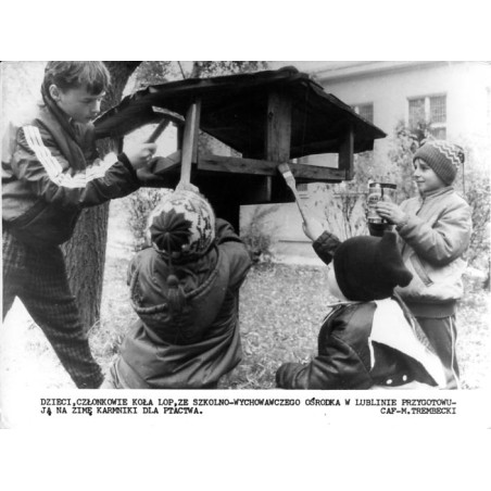 Dzieci, członkowie Koła LOP, ze Szkolno-Wychowawczego Ośrodka w Lublinie przygotowują na zimę karmniki dla ptactwa / "DZIECI, CZ