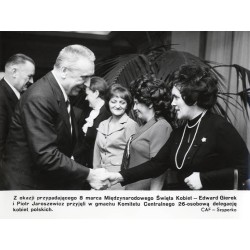 "Z okazji przypadającego 8 marca Międzynarodowego Święta Kobiet - Edward Gierek i Piotr Jaroszewicz przyjęli w gmachu Komitetu C