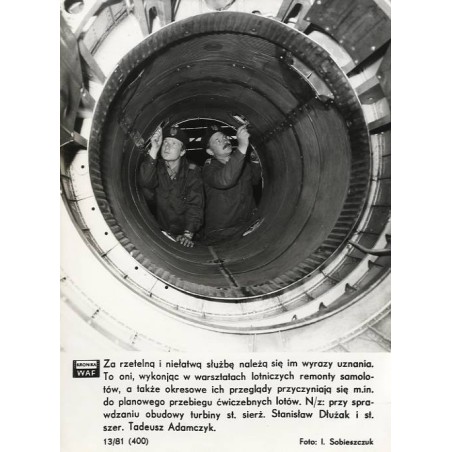 "[...] N/z: przy sprawdzaniu obudowy turbiny st. sierż. Stanisław Dłużak i st. szer. Tadeusz Adamczyk. Foto: I. Sobieszczuk"