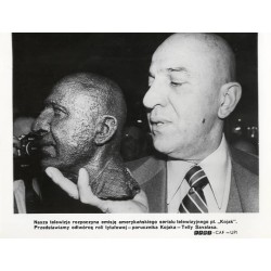 "[...] Przedstawiamy odtwórcę roli tytułowej - porucznika Kojaka - Telly Savalasa. KAW-CAF - UPI"