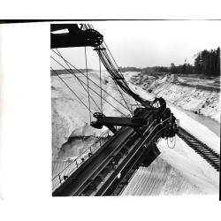 Kopalnia odkrywkowa piasku w Pławniowicach. Ramię podające piasek do wagonów, poniemieckiej koparki łańcuchowej, widoczny tor ko