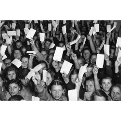 "9629/3 Narodowy Plebiscyt Pokoju. Młodzież Liceum Pedagogicznego TPD w Warszawie przed zdaniem podpisanych kart plebiscytowych,
