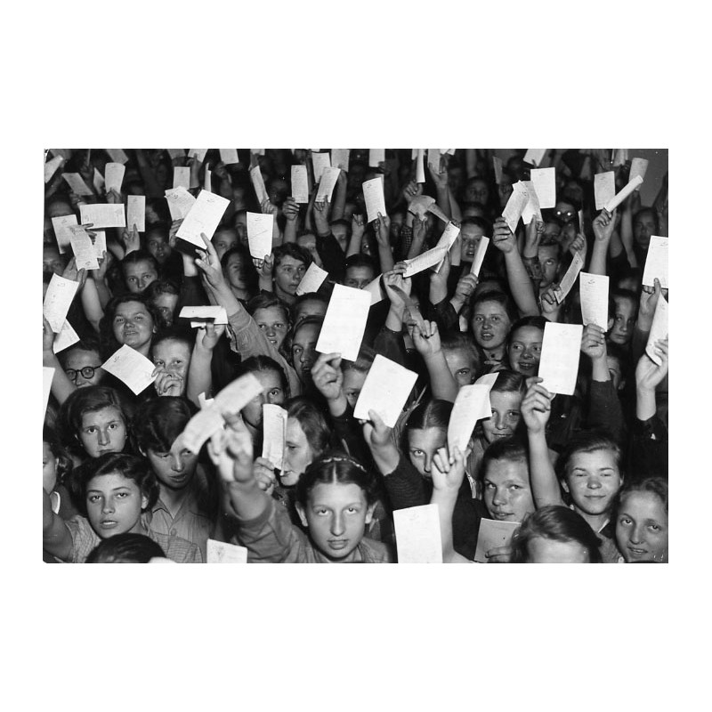 "9629/3 Narodowy Plebiscyt Pokoju. Młodzież Liceum Pedagogicznego TPD w Warszawie przed zdaniem podpisanych kart plebiscytowych,