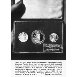 "Około 2,5 tony ważył złoty skarb gdański, który powrócił niedawno do Polski [...] CAF - Uklejewski"