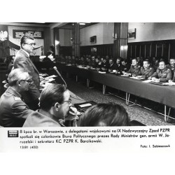 "[...] prezes Rady Ministrów gen. armii W. Jaruzelski i sekretarz KC PZPR K. Barcikowski. Foto: I. Sobieszczuk 13/81 (400)"