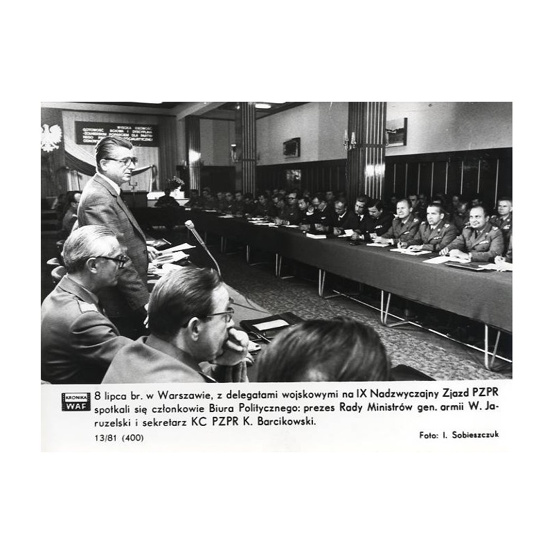 "[...] prezes Rady Ministrów gen. armii W. Jaruzelski i sekretarz KC PZPR K. Barcikowski. Foto: I. Sobieszczuk 13/81 (400)"