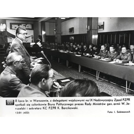 "[...] prezes Rady Ministrów gen. armii W. Jaruzelski i sekretarz KC PZPR K. Barcikowski. Foto: I. Sobieszczuk 13/81 (400)"