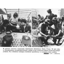 "[...] młodzież budująca kombinat ogrodniczy w Leonowie koło Lublina. KAW-CAF - Jaśkiewicz"