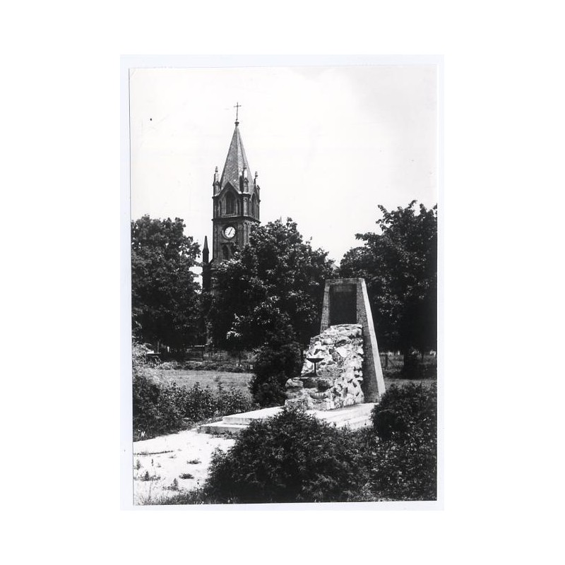"Grodziec - pomnik ofiar terroru fot. B. Łopieńska 15-113 29831 barwne"