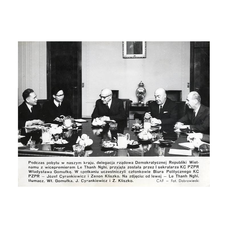 "[...] delegacja rządowa Demokratycznej Republiki Wietnamu [...] Na zdjęciu od lewej - Le Thanh Nghi, tłumacz, Wł. Gomułka, J. C