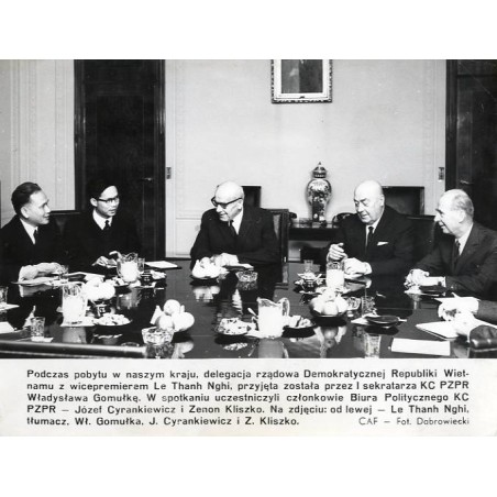 "[...] delegacja rządowa Demokratycznej Republiki Wietnamu [...] Na zdjęciu od lewej - Le Thanh Nghi, tłumacz, Wł. Gomułka, J. C