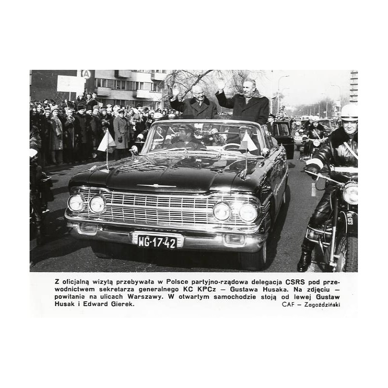 "[...] powitanie na ulicach Warszawy. W otwartym samochodzie stoją od lewej Gustaw Husak i Edward Gierek. CAF - Zagoździński"