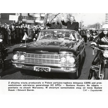 "[...] powitanie na ulicach Warszawy. W otwartym samochodzie stoją od lewej Gustaw Husak i Edward Gierek. CAF - Zagoździński"