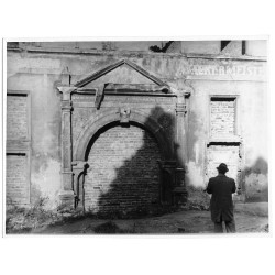 "Nysa portal domu przy ul. Biskupiej."