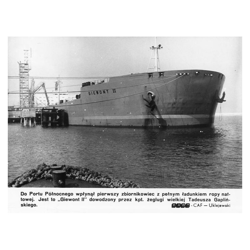 "Do Portu Północnego wpłynął pierwszy zbiornikowiec z pełnym ładunkiem ropy naftowej. Jest to "Giewont II" dowodzony przez kpt.