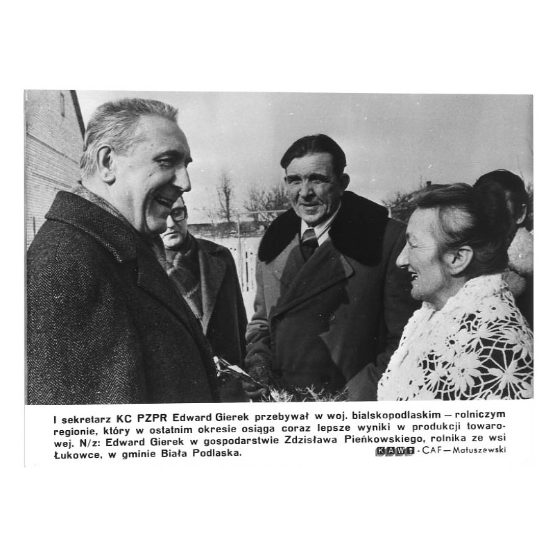"I sekretarz KC PZPR Edward Gierek przebywał w woj. bialskopodlaskim [...]. N/z: Edward Gierek w gospodarstwie Zdzisława Pieńkow