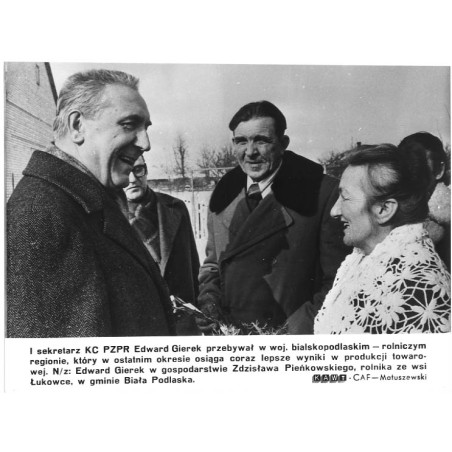 "I sekretarz KC PZPR Edward Gierek przebywał w woj. bialskopodlaskim [...]. N/z: Edward Gierek w gospodarstwie Zdzisława Pieńkow