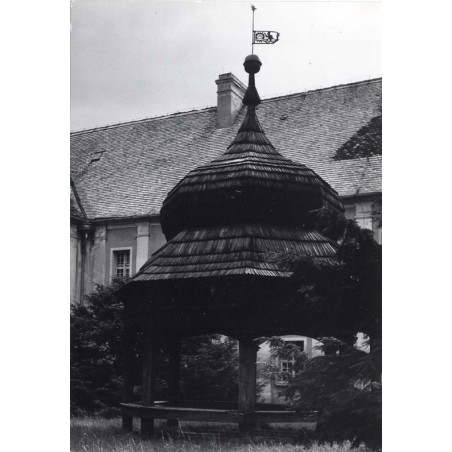 "Poznańskie - Gostyń - Głogówko. Studnia na dziedzińcu klasztornym 31-2530 B-10992"