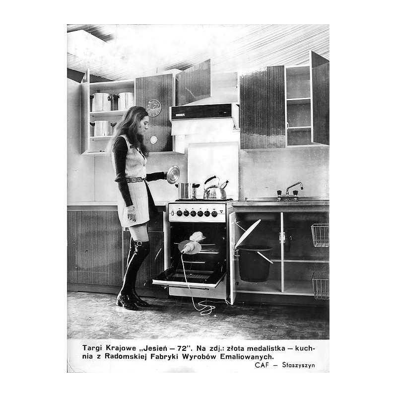 "Targi Krajowe "Jesień-72". Na zdj.: złota medalistka - kuchnia z Radomskiej Fabryki Wyrobów Emaliowanych. CAF - Staszyszyn"
