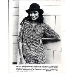 "Shakira, popularna kiedyś modelka krajów Ameryki Łacińskiej zaprezentowała w Londynie pierwszą, własną kolekcję mody [...] KAW-