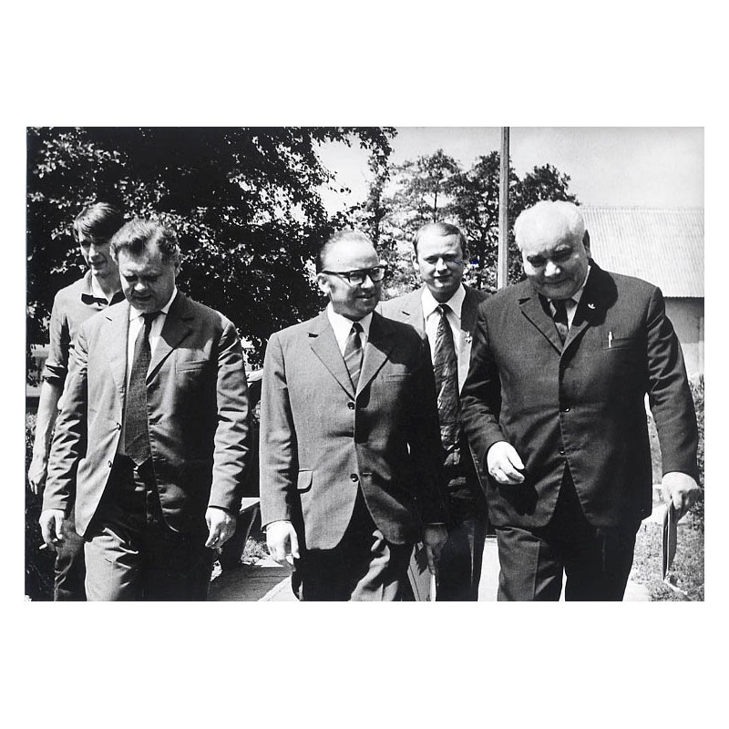 "Na zdjęciu goście podczas zwiedzania zakładu. Od lewej: J. Antosz, J. Janosz, J. Żygor w towarzystwie dyr. R. Jasińskiego. Foto