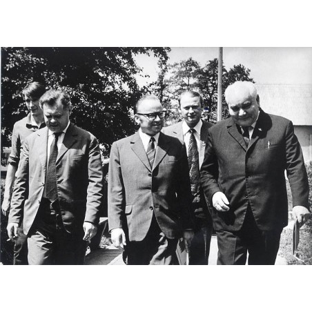 "Na zdjęciu goście podczas zwiedzania zakładu. Od lewej: J. Antosz, J. Janosz, J. Żygor w towarzystwie dyr. R. Jasińskiego. Foto